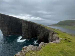 Traelanipa hike which is also called the floating lake due to the image of a lake above the ocean.